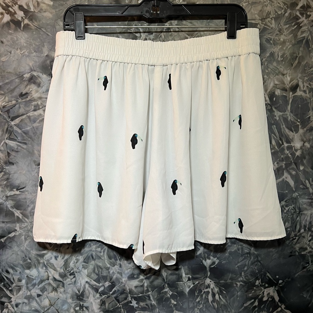 LOFT flowly white with bird accents pull on stretch waist shorts L
